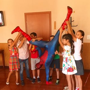 Акробатика с человеком пауком Акробат человек паук