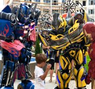 аниматоры трансформеры Бамблби и Оптимус Одесса