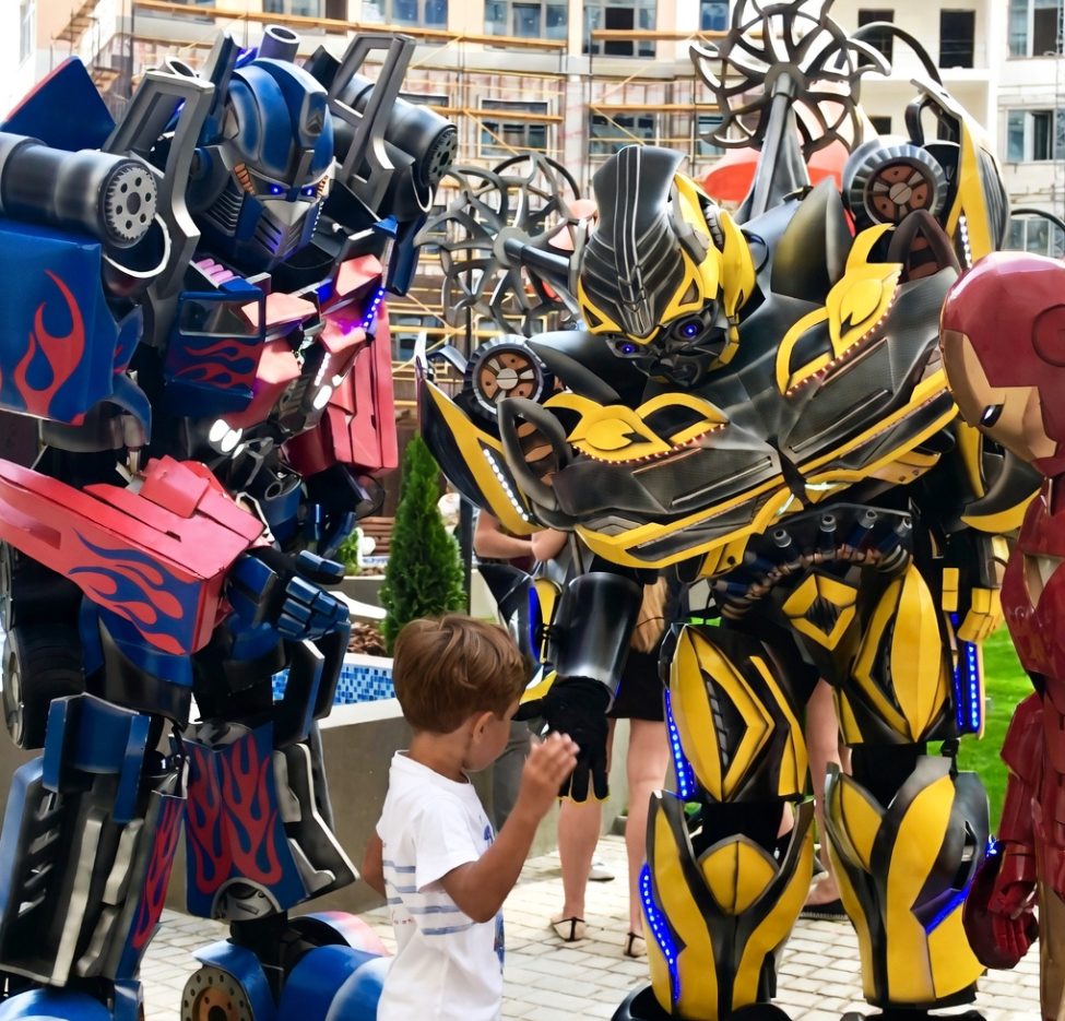 аниматоры трансформеры Бамблби и Оптимус Одесса