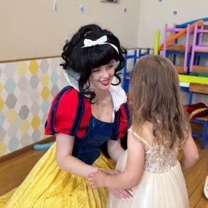 Белоснежка и принц на детский праздник Белоснежка