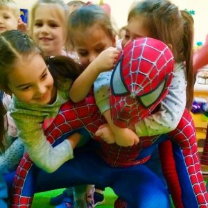 Обнимашки с человеком пауком Обнимают человека паука