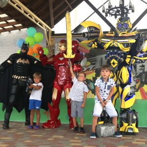 Бэтмен, Железный человек, Бамблби Супергерои