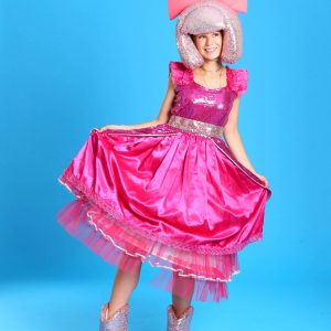 Розовая кукла Лол Лол на фотосессии