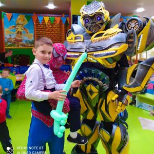 Трансформеры. Оптимус Прайм, Бамблби Одесса Это Весело Аниматоры Трансформеры Бамблби и Оптимус Прайм