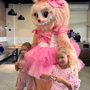 Лабуба играет с детьми на дне рождения в Одессе