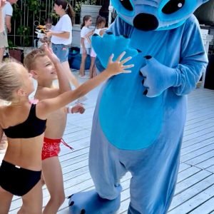 Stitch одесса аниматоры Персонаж Стич на фоне одесского побережья во время праздничного шоу